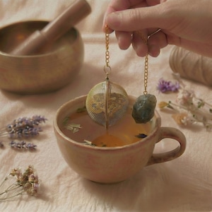 Labradorit Tee Ei Edelstahl Gold, Teesieb mit Naturstein Kristall, Geschenk für Intuition & Magie, Yoga Zubehör, Spirituelles Ritual