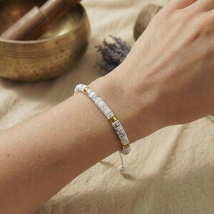 Chakra-Armband aus echtem Howlith getragen am Handgelenk – dezentes Accessoire für Alltag, Meditation oder Yoga, verstellbar und leicht.