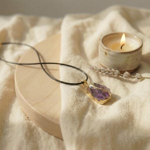 Goldumrandeter Amethyst Stein – Close-up mit Lichtreflexen