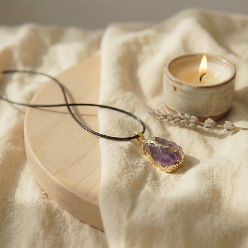 Goldumrandeter Amethyst Stein – Close-up mit Lichtreflexen