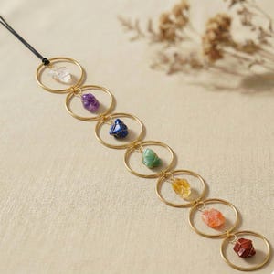 Detailaufnahme der Edelsteine im 7-Chakra Talisman – farblich abgestimmte Natursteine für bewusste Ausrichtung und tägliche Begleitung.