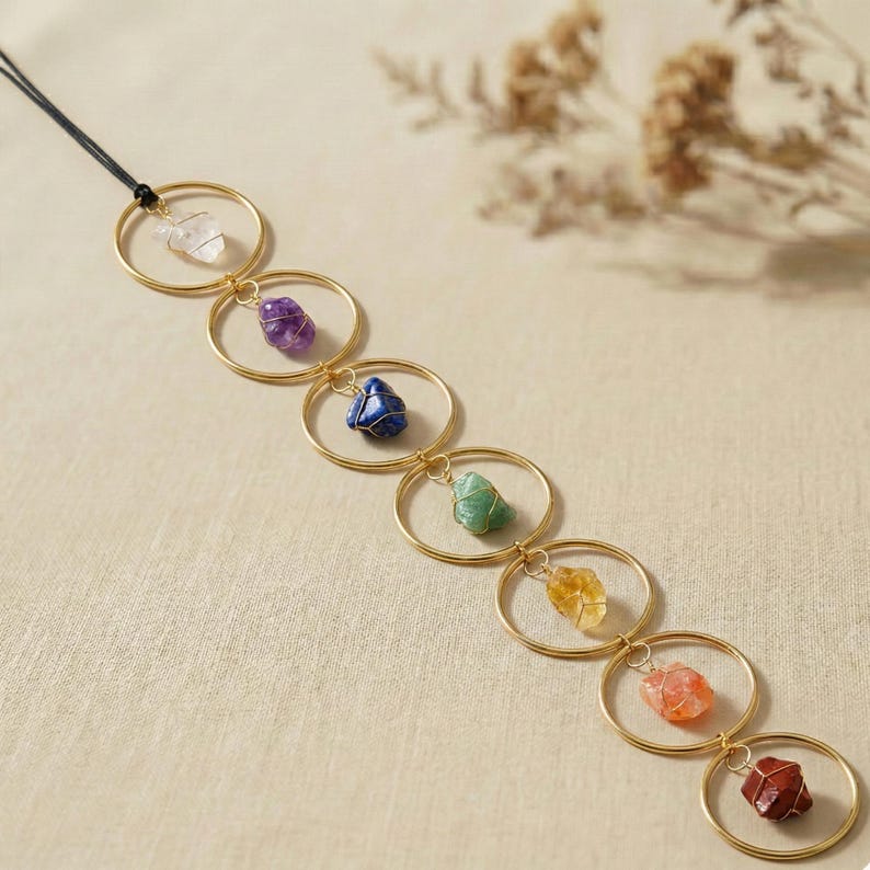 Detailaufnahme der Edelsteine im 7-Chakra Talisman – farblich abgestimmte Natursteine für bewusste Ausrichtung und tägliche Begleitung.