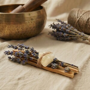 Palo Santo Räucherstick mit echtem Citrin Rohkristall und Lavendelzweigen, liegend auf Leinen neben einer Messingklangschale und Juteschnur.