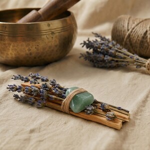 Palo Santo Bündel mit Lavendel und grünem Rohstein liegend neben einer Schamanentrommel aus Holz