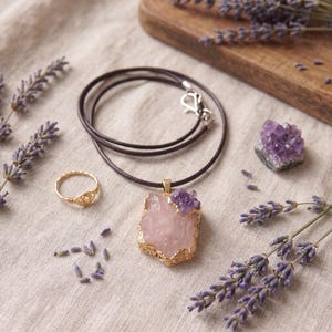 Nahaufnahme der natürlichen Kristallstruktur des Rosenquarzes und der violetten Amethyst Splitter in der goldenen Einfassung
