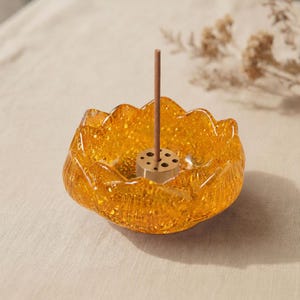 Citrine Lotus Schale Räucherstäbchen Halter in leuchtendem Gelb mit Holzstäbchen.