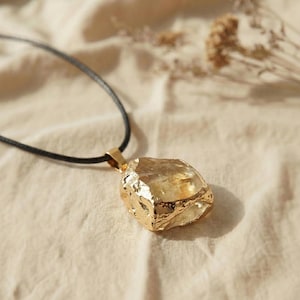 Colgante de citrino en bruto: abundancia, alegría de vivir energía plexo solar. Piedra curativa de color amarillo dorado, regalo espiritual imagen 2