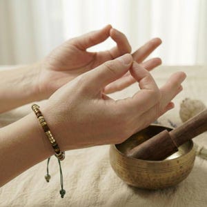 Chakra-Armband aus echten Natursteinen stilvoll arrangiert mit Naturmaterialien – bewusstes Schmuckstück für Meditation, Alltag & Balance im Alltag.