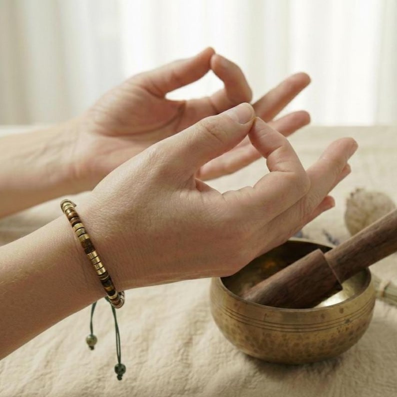 Chakra-Armband aus echten Natursteinen stilvoll arrangiert mit Naturmaterialien – bewusstes Schmuckstück für Meditation, Alltag & Balance im Alltag.