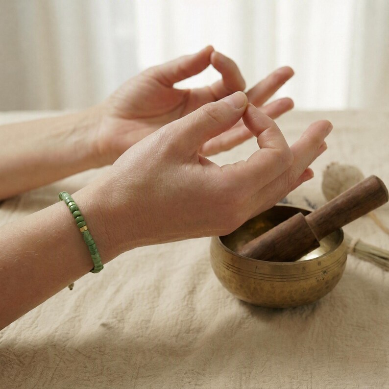 Serpentin Natursteinarmband während einer spirituellen Session mit Klangschale.