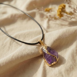 Amethyst Anhänger mit unregelmäßiger Goldfassung – Detailansicht