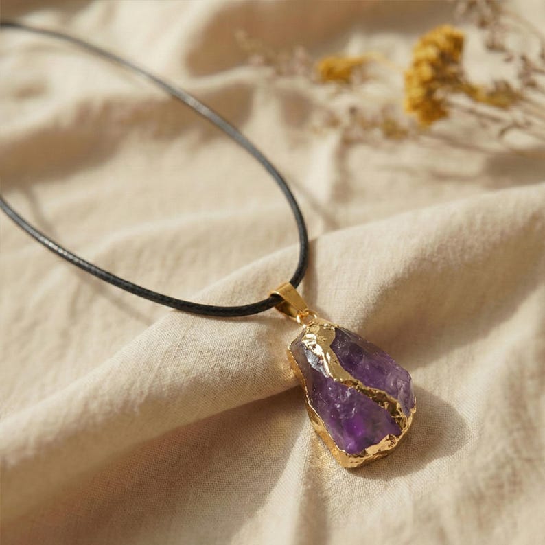 Amethyst Anhänger mit unregelmäßiger Goldfassung – Detailansicht