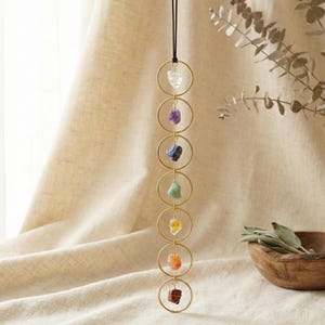 7-Chakra Edelsteinanhänger im Größenvergleich – etwa 45 cm Länge, Steine ca. 2,5 – 3 cm, getragen an einem verstellbaren Band ohne Metallkette.