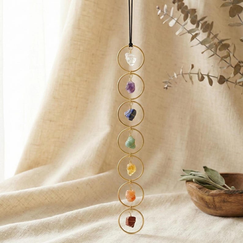 7-Chakra Edelsteinanhänger im Größenvergleich – etwa 45 cm Länge, Steine ca. 2,5 – 3 cm, getragen an einem verstellbaren Band ohne Metallkette.