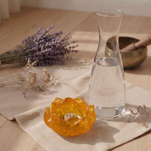 Detailaufnahme der Citrine Lotus Schale in einer ruhigen Umgebung mit Lavendel und Wasserkrug.