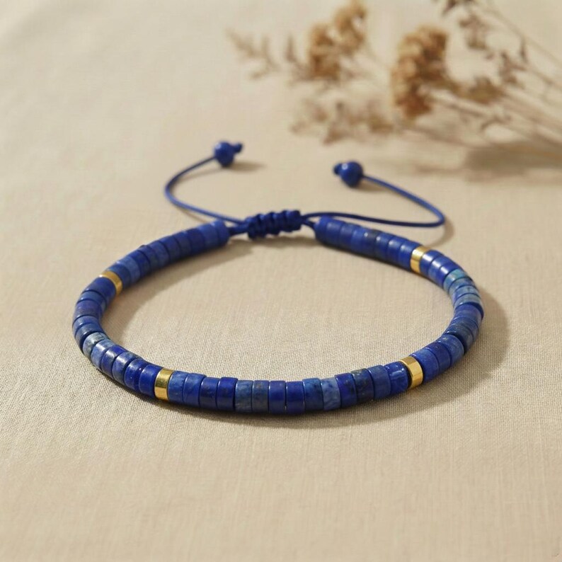 Eine Frauenhand mit dem blauen Naturstein-Armband in einer Yoga-Mudit-Pose (Gyan Mudra) über einer Klangschale, symbolisiert Meditation und Fokus.