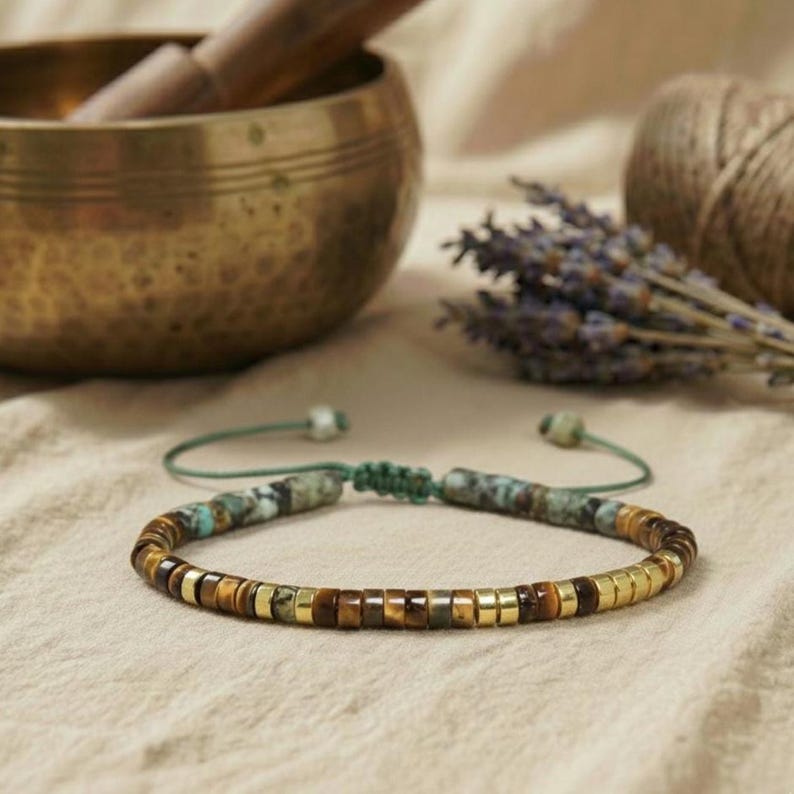 Zierliches Chakra-Armband aus echten Natursteinperlen in goldenen Farben – inspiriert von den sieben Energiezentren, minimalistisch & handgefertigt.