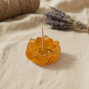 Nahaufnahme der Citrine Lotus Schale mit Räucherstäbchen, gelbe Farbe und Struktur sichtbar.