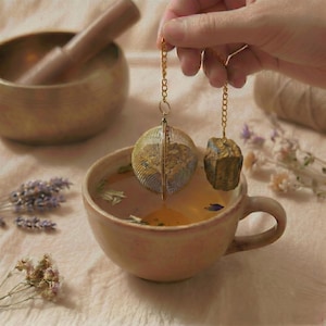 Infusore per Tè Oro con Occhio di Tigre, Filtro in Cristallo, Rituale di Benessere, Regalo Yoga Meditazione, Accessorio Casa Spirituale