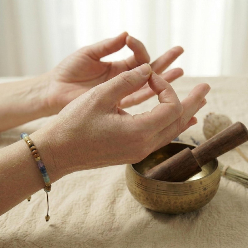 Chakra-Armband aus echten Natursteinen stilvoll arrangiert mit Naturmaterialien – bewusstes Schmuckstück für Meditation, Alltag & Balance im Leben.