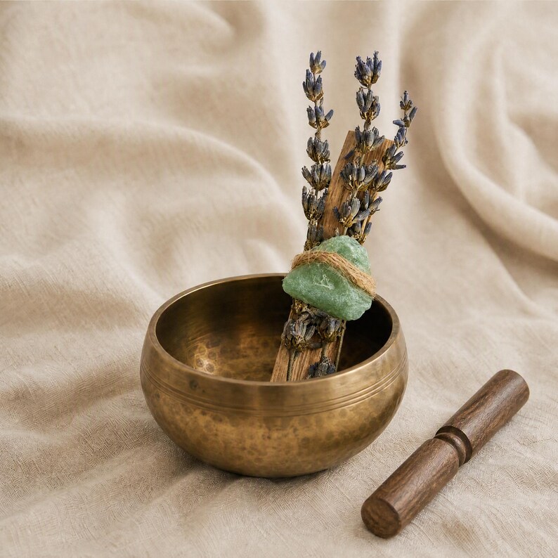 Palo Santo Smudge Stick mit Lavendel und grünem Edelstein aufrecht in einer Messing Klangschale