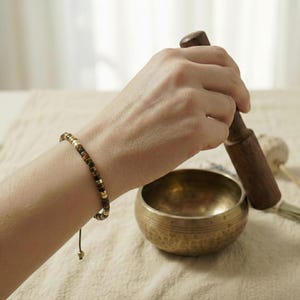 Chakra-Armband mit Natursteinperlen in nachhaltiger Verpackung – geliefert im Baumwollbeutel, ideal als Geschenk für Meditation & Breathwork.