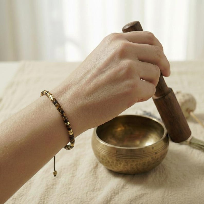 Chakra-Armband mit Natursteinperlen in nachhaltiger Verpackung – geliefert im Baumwollbeutel, ideal als Geschenk für Meditation & Breathwork.