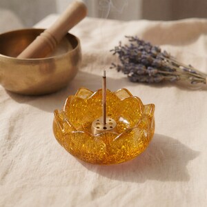 Nahaufnahme der Citrine Lotus Schale mit Räucherstäbchen und Rauch, ideal für Meditation.