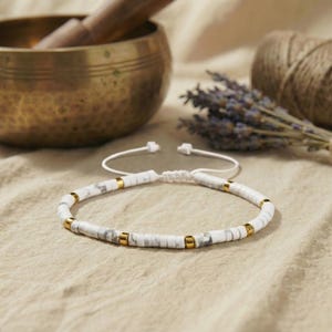 Zierliches Chakra-Armband aus echtem Howlith mit goldenen Farben – inspiriert von den sieben Energiezentren, minimalistisch & handgefertigt.