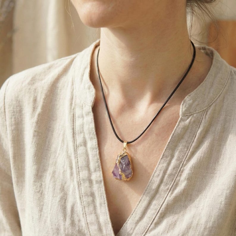 Goldgefasster Amethyst Schmuckstein – edel und natürlich