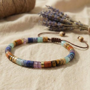 Detailansicht des Chakra-Armbands mit facettierten Natursteinperlen wie Amethyst, Lapislazuli, Aventurin und Jaspis – feine Verarbeitung, klarer Stil.