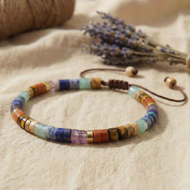 Detailansicht des Chakra-Armbands mit facettierten Natursteinperlen wie Amethyst, Lapislazuli, Aventurin und Jaspis – feine Verarbeitung, klarer Stil.