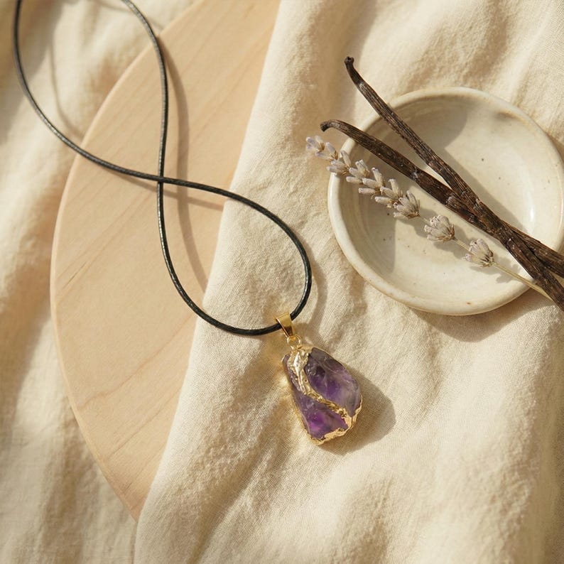 Unregelmäßig gefasster Amethyst getragen an feiner Kette