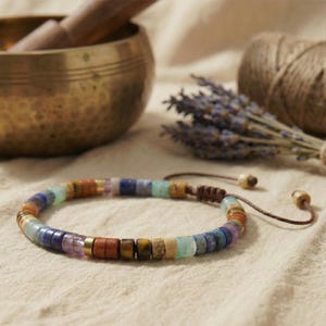 Chakra-Armband aus echten Edelsteinen getragen am Handgelenk – dezentes Accessoire für Alltag, Meditation oder Yoga, verstellbar und leicht.
