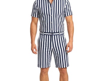 Conjunto de hombre a rayas para la temporada de verano: camisa de manga corta y pantalones cortos.