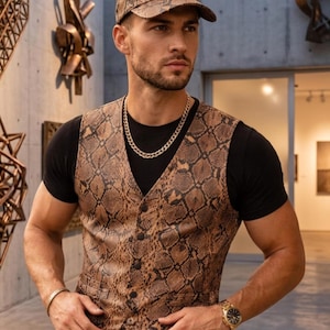 Puede incluir: Gorra de béisbol y chaleco con estampado de piel de serpiente marrón. El chaleco tiene una parte delantera abotonada y un cuello en V. La gorra se usa con una camiseta negra y una cadena dorada. El estilo general es moderno y atrevido.