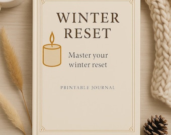 Pode incluir: Um diário imprimível bege intitulado "Winter Reset" com uma ilustração de vela. A capa do diário tem bordas decorativas e o texto "Master your winter reset". A imagem inclui uma xícara de café, pinhas e um cachecol de malha.