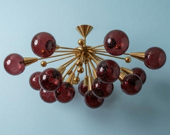 Stilnovo messing spoetnikkroonluchter met rode glazen bollen – Italiaanse verlichting halverwege de eeuw