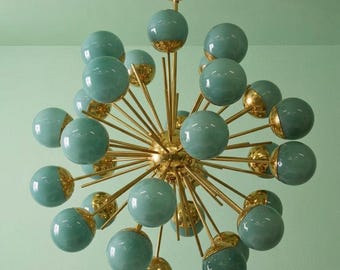 Stilnovo-kroonluchter, groene glazen bol hanglamp, moderne koperen lamp uit het midden van de eeuw