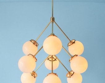 Moderne koperen Spoetnik-kroonluchter, 9 mat opaalglazen bollen, geometrische statement-plafondlamp