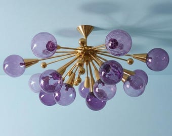 Moderne Spoetnik-kroonluchter uit het midden van de eeuw – messing, paarse glazen bol Italiaanse verlichting