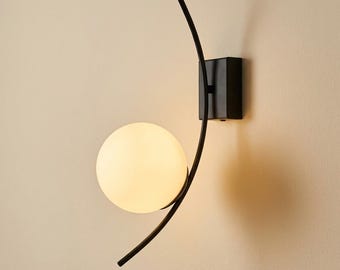 Moderne gebogen zwarte blaker – opaalglazen bolwandlamp, verlichting uit het midden van de eeuw