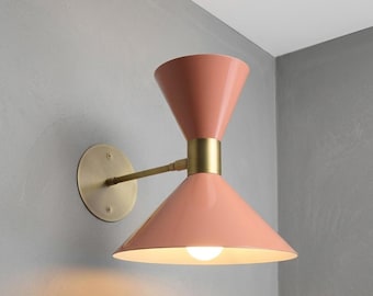 Moderne koperen wandkandelaar uit het midden van de eeuw, blushroze swingarmlamp met dubbele lampenkap