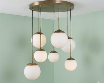 Halverwege de eeuw moderne 7-lichts glazen bolkroonluchter, messing trapsgewijze hanglamp