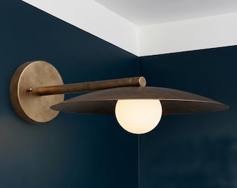 Messing schans uit het midden van de eeuw – melkglazen bol, minimalistische noordse wandlamp