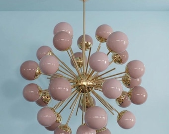 Moderne koperen kroonluchter uit het midden van de eeuw, roze Spoetnik-licht met glazen bol, Italiaanse stilnovo-urchin-lamp