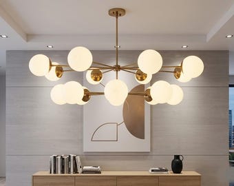 Gemma Chandelier – lage bolvormige plafondlamp van messing en glas