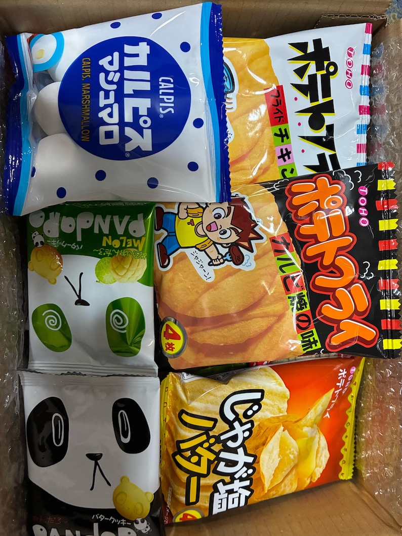 Peut inclure: Assortiment d'en-cas japonais dans des emballages color&eacute;s. Comprend des guimauves Calpis, des chips de pommes de terre et des biscuits au beurre en forme de panda. Les snacks sont dans une bo&icirc;te en carton.