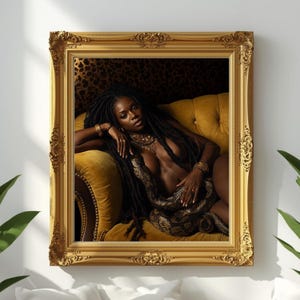 Puede incluir: Una obra de arte enmarcada que presenta a una persona con largas rastas negras, adornada con joyas, reclinada en un sofá amarillo con mechones. Una serpiente con patrones dorados y negros está envuelta alrededor de la persona. El marco es dorado con detalles ornamentados.