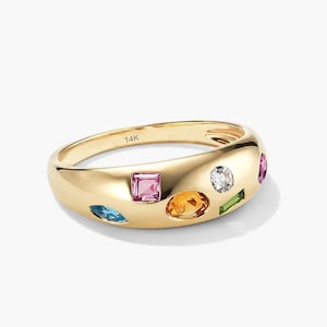 Peut inclure: Une bague en or 14K poli avec une variété de pierres précieuses multicolores incrustées dans la surface. Les pierres comprennent une gemme rose carrée, une gemme claire ronde, une gemme jaune ronde, une gemme verte rectangulaire et une bleue.